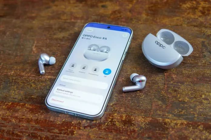 Oppo Enco X4 earbuds and charging case shown in Glacier White and Aurora Violet colour options