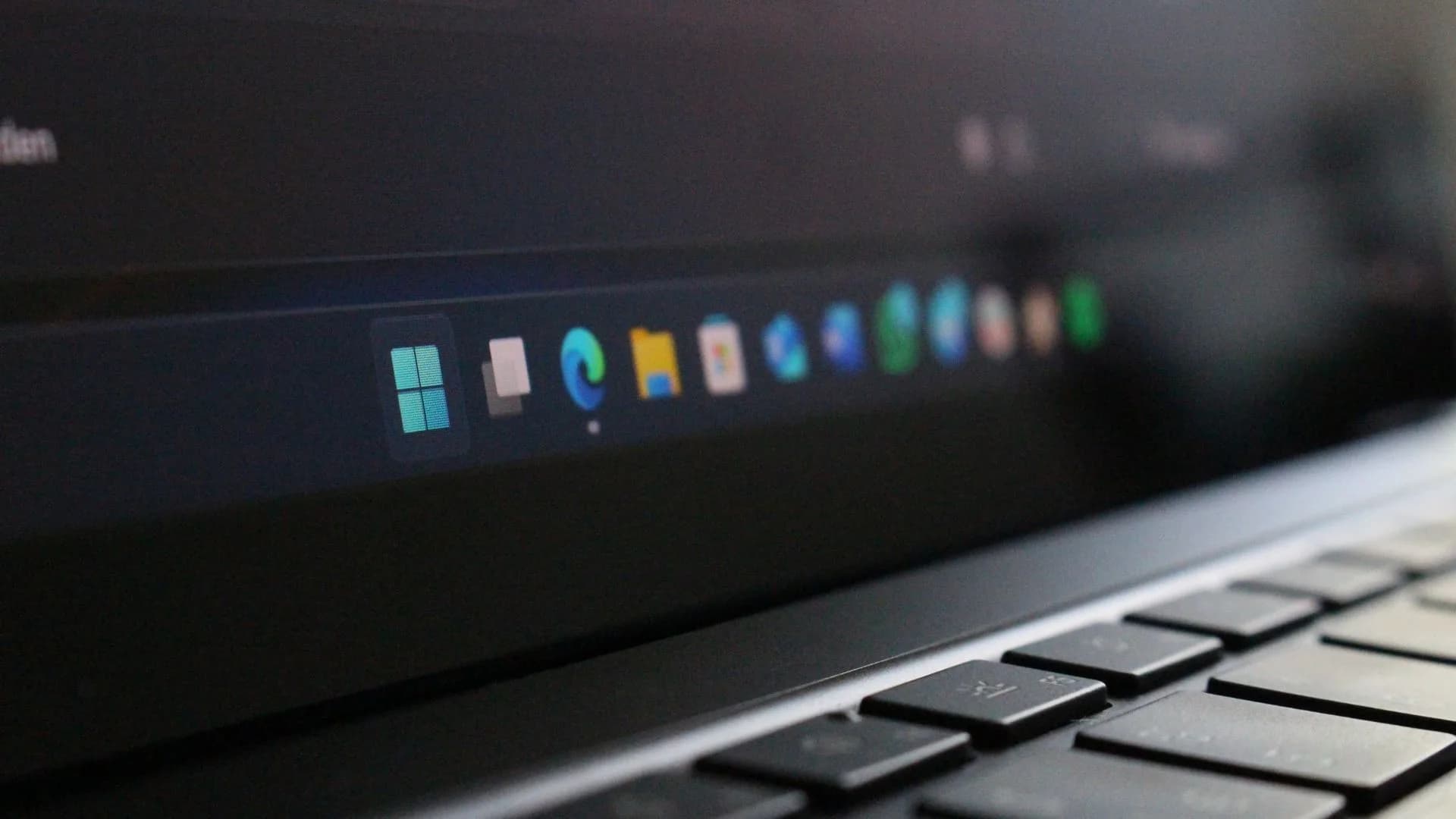 Windows 11 taskbar being dragged to the left side of the screen