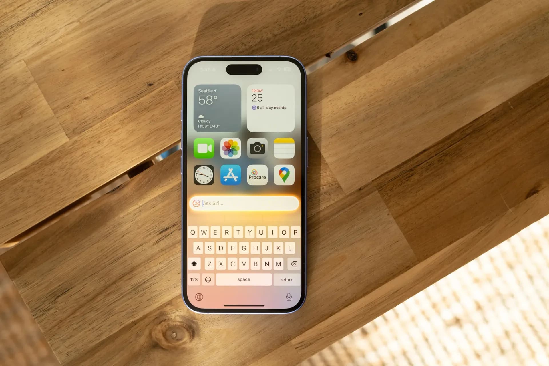 iPhone 15 Pro showing Apple Intelligence features in Chinese