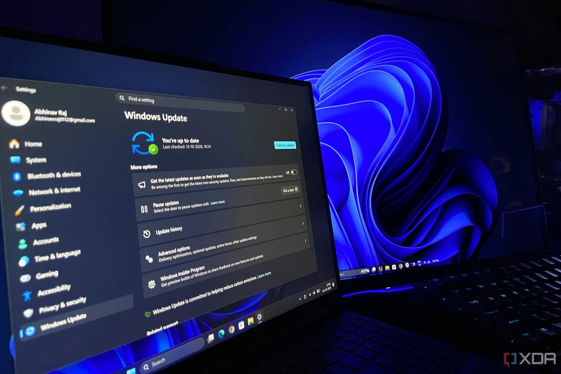 Windows 11 26H2 update notification on a desktop PC