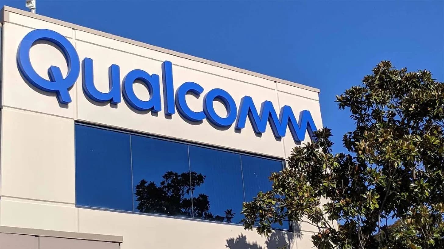 Qualcomm Snapdragon chip on a circuit board with a thermal warning graphic overlay