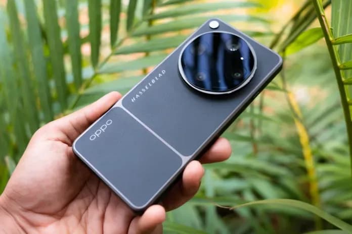 Render-style illustration of a dark smartphone camera module with multiple large circular lenses, representing leaked Oppo Find X10 Ultra camera specs.