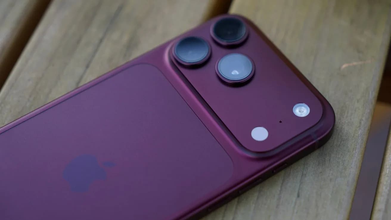 iPhone 18 Pro and iPhone 18 Pro Max displayed side by side