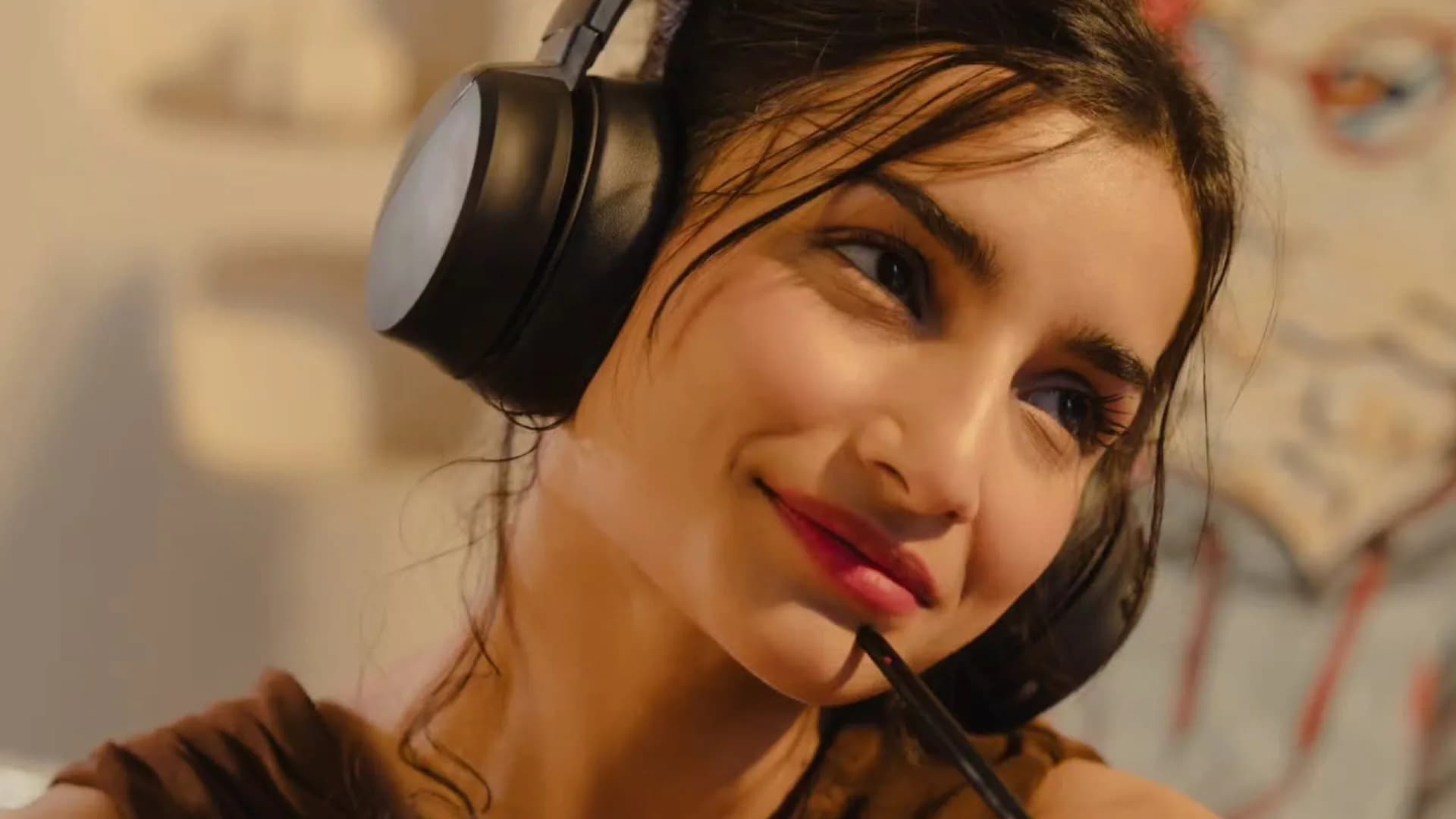Sonic Lamb Beyond over-ear wireless headphones shown against a plain background