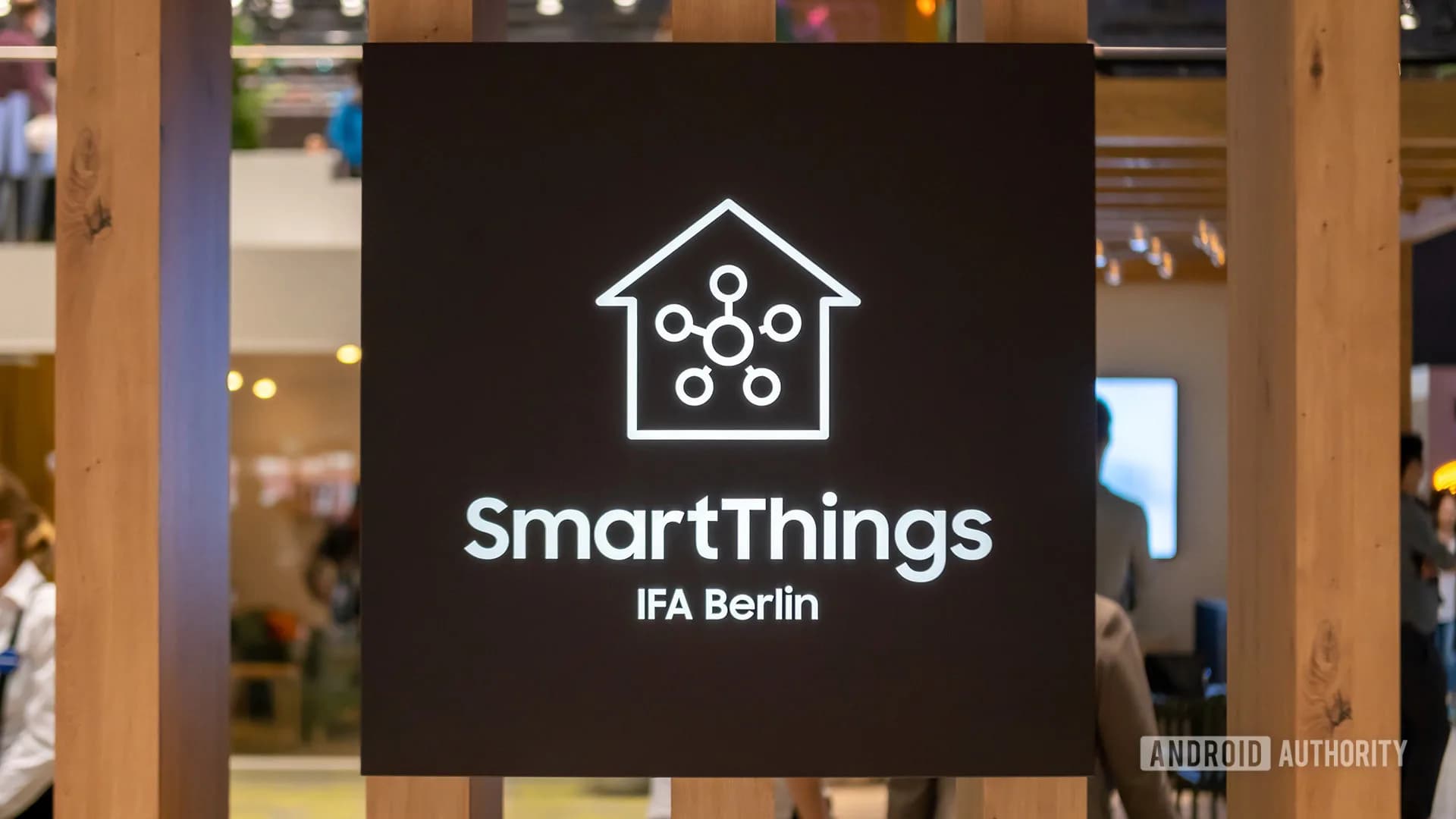 Samsung SmartThings app interface showing dynamic wallpaper and SmartThings Now summary cards