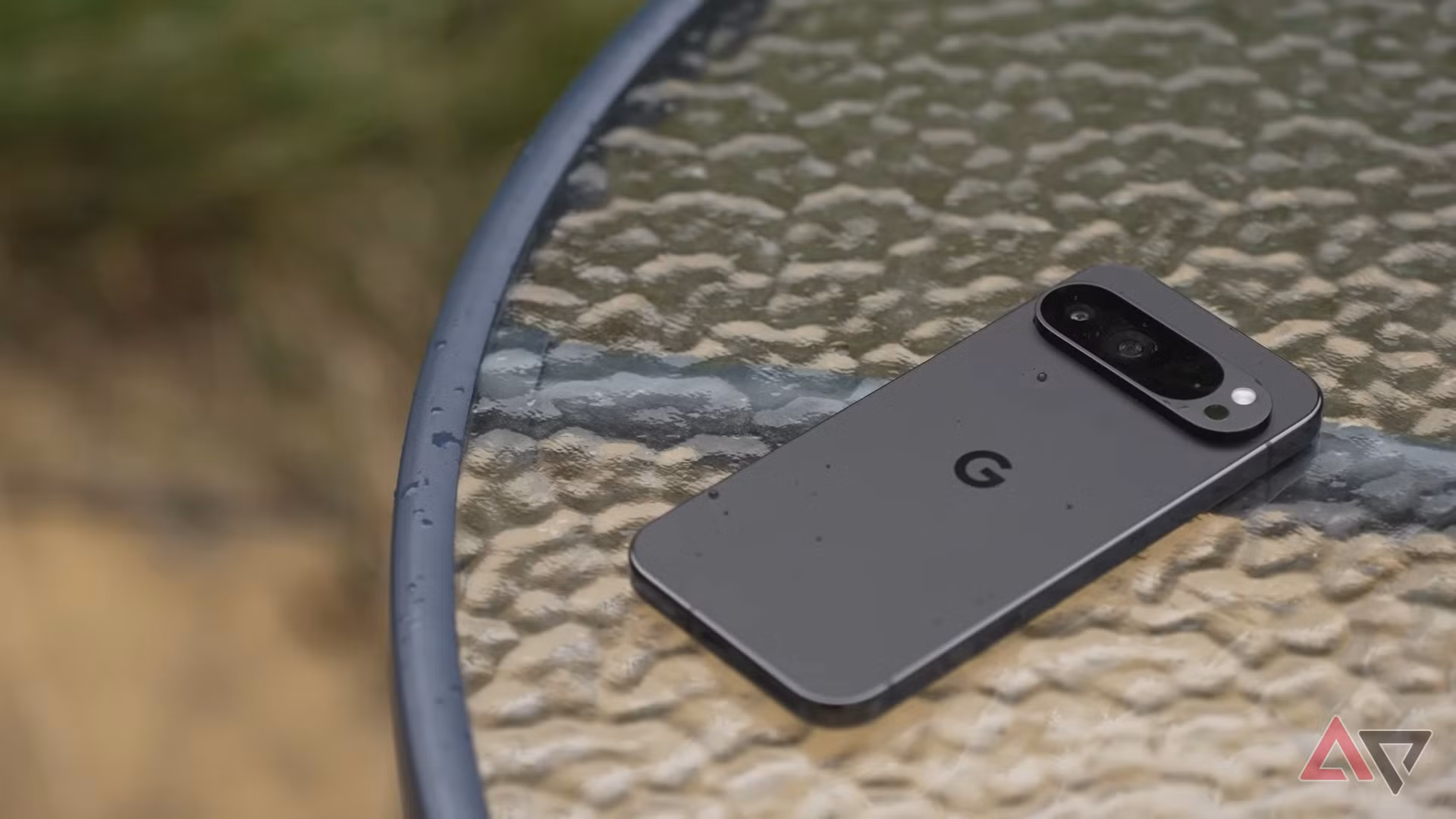 Photo: hitechreports.com Google Pixel phone screen showing an Android system update notification